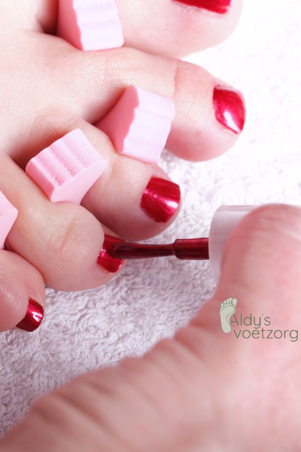 De grootste fout tijdens het lakken van teennagels